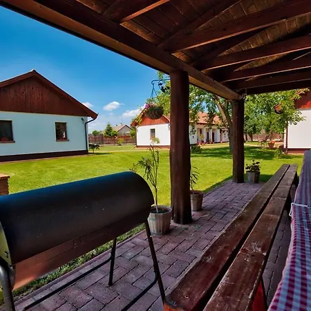 Toth Vendeghaz Es Apartmanhaz Gasthof Ujfeherto