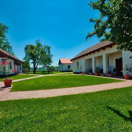 Gasthof Toth Vendeghaz Es Apartmanhaz Ujfeherto