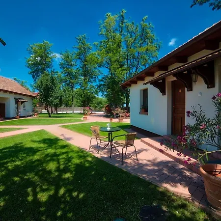 Gasthof Toth Vendeghaz Es Apartmanhaz Ujfeherto