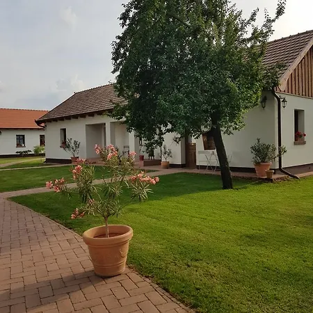 Toth Vendeghaz Es Apartmanhaz Konukevi Ujfeherto