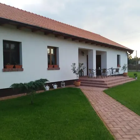 Toth Vendeghaz Es Apartmanhaz Gasthof Ujfeherto